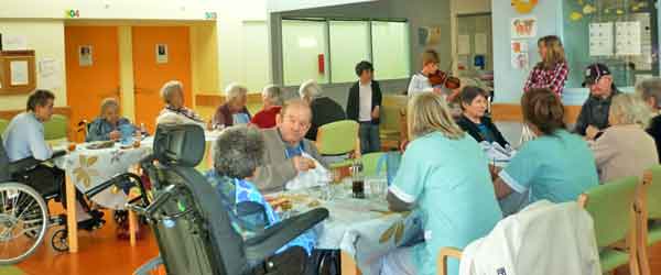 Animation repas au violon Rencontres 3eme age table de Nadine